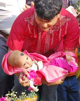 ফুল দিচ্ছে অবোধ শিশু