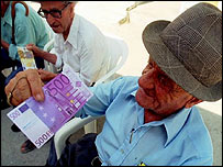 Euro banknotlarını gösteren bir adam