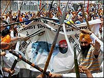 प्रदर्शन करते सिख