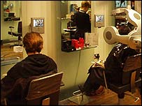 Salão de beleza com telas de plasma