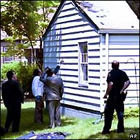 Investigadores examinam local em que caiu pedaços de um corpo em Nova York