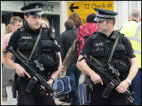 Poliţia patrulează la Aeroportul Internaţional din Glasgow