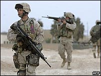 Devriye gezen Amerikan askerleri