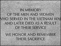 Bia tưởng niệm bằng đá hoa cương đặt tại khu tưởng niệm binh sĩ thiệt mạng trong cuộc chiến Việt Nam