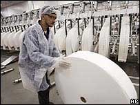 Operário em fábrica nos Estados Unidos