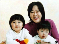 Takako Minagawa e seus dois filhos, resgatados de escombros no Japão