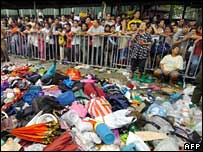 Bolsas deixadas no estádio durante o tumulto em Manila