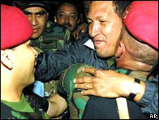 Hugo Chávez con su guardia personal