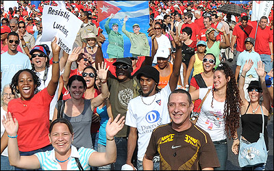 Cubanos en desfile por el 50 aniversario de la derrota de la invasión de Playa Girón. (Foto: Raquel Pérez)