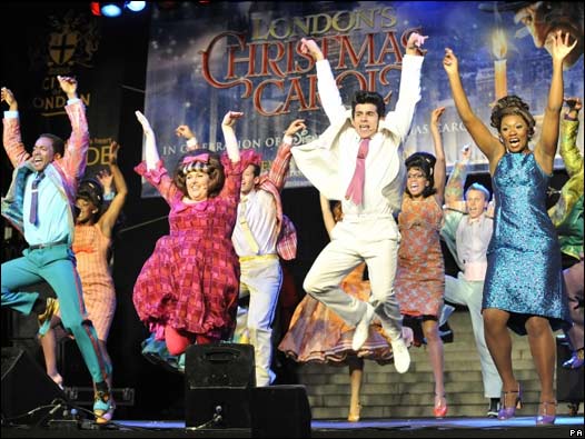 歌舞演员在圣保罗大教堂的亮灯仪式表演