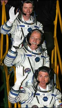 Astronotlar Roberto Vittori, Sergei Krikalev, John Phillips 