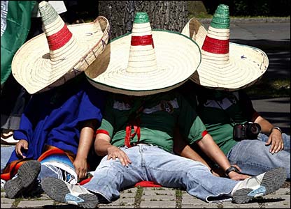 سه تن از طرفداران تيم مکزيک