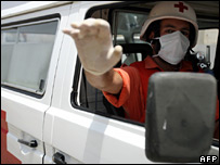 Funcionários da Cruz Vermelha no campo de refugiados de Nahr al-Bared