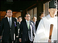 نمايندگان پارلمان ژاپن در معبد قربانيان جنگ