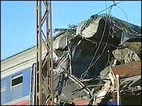 Вибух розірвав вагон навпіл