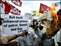 तेलों की मूल्यवृद्धि के ख़िलाफ़ वामदलों का प्रदर्शन