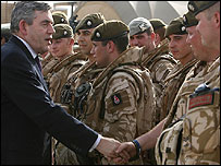 Gordon Brown Irak'taki İngiliz askerleriyle