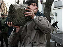 يک تظاهر کننده در مقابل سفارت دانمارک در تهران