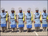 يک گروه مين روب در افغانستان