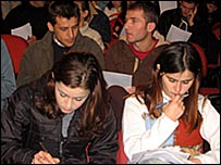 Studentë pjesëmarrës në auditorium