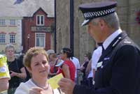 Richard Brunstrom gyda Bethan Jones Parry, pennaeth y wasg a chysylltiadau cyhoeddus Heddlu Gogledd Cymru