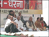 بی جے پی کے رہنما گرفتاری کے خلاف احتجاج کررہے ہیں