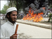 मौलाना के समर्थकों का प्रदर्शन