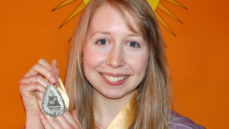 Mared Emlyn gyda'r fedal gerdd a enillodd