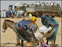 Súdánští uprchlíci blízko tábora v Čadu