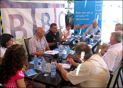Pjesëmarrës në debat nga qendra majtas ishin kandidati për deputet i PD-së, Leonard Demi, gazetari i BBC Aleksandër Furxhi, kandidatja e PS-së së opozitës Luiza Xhuvani, disa përfaqësues të njohur të qytetit, Eduart Mehmeti, Xhorxhi Vasili, Agim Nelaj, Bardhyl Bejko, gazetari Shkelqim Hajno, si dhe studentet Laerta Selmani e Adrina Korçari.
