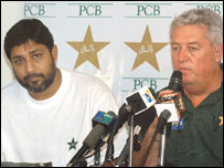 باب وولمر اور کپتان انضمام الحق اخباری کانفرنس کے دوران