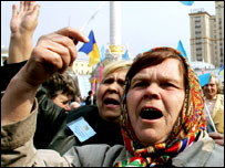 Parlamento binası önündeki göstericiler