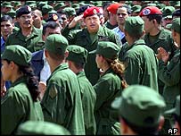 O presidente Hugo Chavez no meio de militares