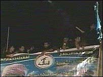 تجمع فلسطينيان اطراف خانه يک پيکارجو برای مقابله با حمله هوايی اسرائيل