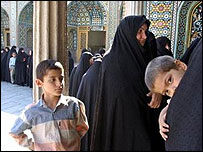 Oy vermek için bekleyen seçmenler