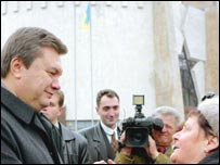 Фото з архіву: Віктор Янукович регулярно відвідує заходи на честь річниці перемоги у війні. Тут: біля діарами в селі Нові Петрівці в 2004 році. Фото Укрінформ