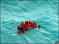 Sobreviventes de naufrágio na Indonésia