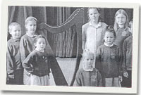 Plant Ygsol OM Edwards gyda'r delyn newydd