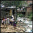 Esgoto a céu aberto em favela brasileira