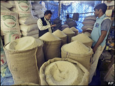 Tại một cửa hàng bán gạo ở Ấn Độ