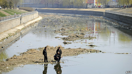 北京居民在一條河上釣魚