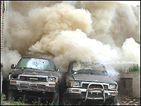 تظاهرات کنندگان با پرتاب سنگ، شيشه های ساختمان استانداری را شکستند و دو خودرو دولتی را در محوطه اين اداره آتش زدند