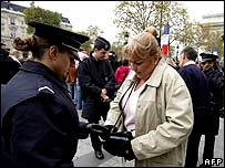 Policial revista uma senhora em Paris
