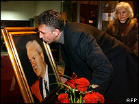 Miloşeviç'in fotoğrafını öpen bir kişi 