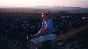 1998年，BBC記者布徹爾在科索沃