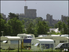 一夜之間，吉普賽人在著名的伊頓公學校外安營扎寨。