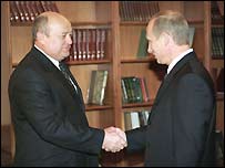 Putin, yeni başbakan Mihail Fradkov ile el sıkışıyor