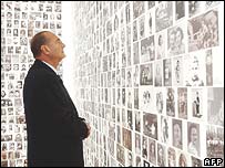 ژاک شيراک در برابر تصاوير يهوديانی که به اردوگاههای مرگ اعزام شدند