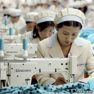 朝鮮工人在韓國信元公司位於開城工業園區內的生產車間工作（2005年資料圖片）