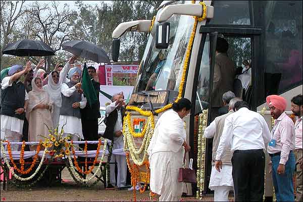 प्रधानमंत्री मनमोहन सिंह बस को रवाना करने के लिए पहुँचे